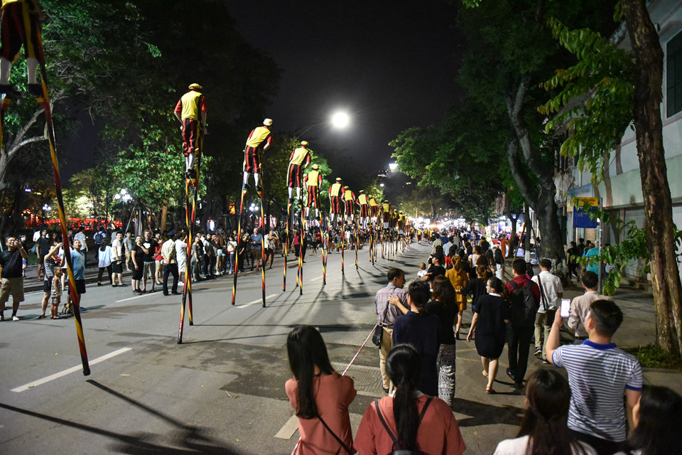 Dàn trai Tây đi cà kheo khuấy động phố đi bộ bên hồ Gươm